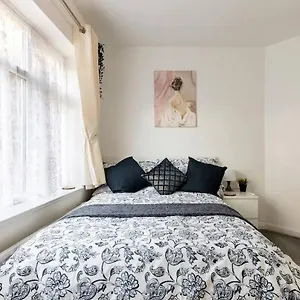 https://moydom-cosy-apt-sleeps-4-with-self-breakfast-carpark.brighton-hotels-england.com
