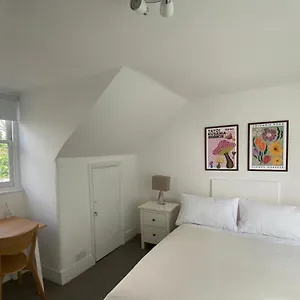https://beautiful-flat-in-bow.cambridgehotelsuk.com